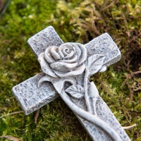 Grabdeko Kreuz mit Rose